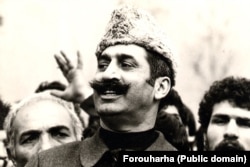 داریوش فروهر در تظاهرات حمایت از بازرگان در بهمن ۵۷