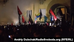 Під час нападу на «офіс Медведчука», Київ, 21 листопада 2016 року