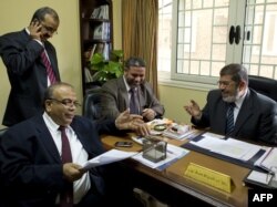 محمد مُرسی (راست)، رهبر حزب «آزادی و عدالت»‌ اخوان المسلمین در کنار دیگر اعضای این حزب