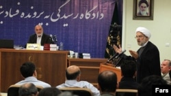 رضا بشردوست، وکیل مدافع متهم ردیف پنجم در حال دفاع از موکل خود- ۲۰ فروردین