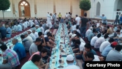 Ташкент: мечиттеги ифтар (сүрөт эки жыл мурун тартылган)