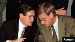 Deyton sülh sazişinin memarı Riçard Holbruk ATƏT-in Bosniya və Herseqovina missiyasının rəhbəri Karl Bildt ilə danışır. Sarayevo, 1996