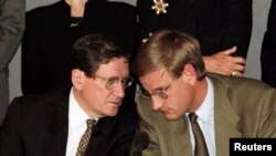 Deýton parahatçylyk ylalaşygynyň arhitektory Riçard Holbruk (çepde) ÝHHG-niň Bosniýa-Gersegowina missiýasynyň başlygy Karl Bildt bilen Saraýewoda söhbet edýär. Sentýabr, 1996 ý. 