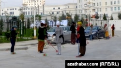 Köçeleri süpürýän arassaçylyk we býujet işgärleri (Arhiw suraty)