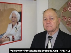 Вадим Роїк біля портрету матері Віри Сергіївни, квітень 2011 р.