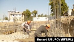 Строительство школы имени А.Навои в Оше. Фото: Радио Озодлик.