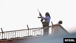 مرد مسلحی که از فراز یک پایگاه بسیج در حوالی میدان آزادی به روی راهپیمایان ۲۵ خرداد آتش گشود