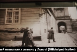 Українські стрільці з ношами з важкопораненим бійцем йдуть до Ратуші, Львів, листопад 1918 року (фото з експозиції музею)