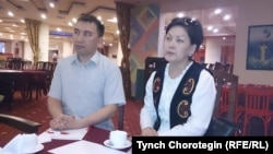Талкуу уюштуруучулар Ленара Ниязбекова менен Гүлжигит Исаков. 11.5.2015.