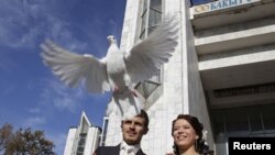 Жаңы баш кошуп жаткан жубайлар. Сүрөттүн макалага тиешеси жок