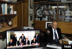 شوشکویچ در جریان یک مصاحبه در آپارتمانش در مینسک در دسامبر ۲۰۱۶