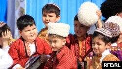 Türkmenistanda döwlet derejesinde mahabatlandyrylýan däp-dessurlar jemgyýetde giňden ornaşdyrylýar. (arhiw suraty) 