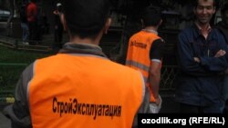 Мигрант в строительной спецовке. Москва, 26 июля 2013 года. Иллюстративное фото.