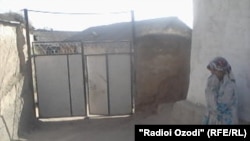 Лохути айылындагы Курбоновдун үйүнүн короосу