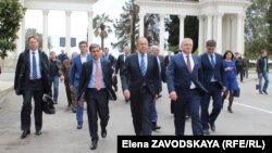 Во время прогулки по сухумской набережной Махаджиров