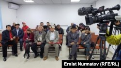 Өмүрбек Текебаевдин сотуна катышуу үчүн келгендер. 1-октябрь, 2019-жыл.