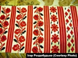 Залишився мені у спадок від предків весільний рушник моєї прабабусі, Софії Федорівни Роздобудько, з дому Корж. Рушнику цьому понад 100 років, але фарби на ньому яскраві та соковиті, ніби зроблений він лише нещодавно. Бо вміли робити наші предки! Рушник з міста Березані сучасної Київської області, а на момент створення – села Переяславського повіту Полтавської губернії. Початок ХХ століття