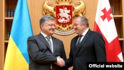 Украин президент Петро Порошенко (солдо) менен грузин президенти Георги Маргелашвили, Тбилиси, 18-июль 2017-жыл.
