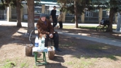 В Славянске рынок закрыт, а торговля идет