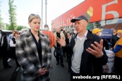 Вераніка і Валер Цапкала падчас пікету па збору подпісаў за Валерыя Цапкалу ў якасьці кандыдата ў прэзыдэнты Беларусі, Бараўляны, 4 чэрвеня 2020 году