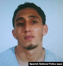 به نوشته رسانه‌ها، ادریس اوکابیر در اسپانیا سابقه کیفری داشته و در سال ۲۰۱۲ از بازداشت پلیس آزاد شده است.