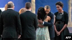 Президент США Барак Обама обіймає членів сімей жертв терактів біля Меморіалу 9/11 на місці Всесвітнього торгового центру в Нью-Йорку, 11 вересня 2011 року