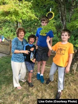 Віра Мороз із онуками Майклом, Лук'яном і Левком