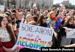 Демонстранти на харківському гей-параді дякують Богові за свою лесбійську орієнтацію. В заході взяли участь близько двох тисяч осіб