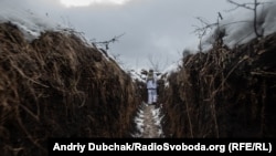 Український військовий на передових позиціях ЗСУ в Луганській області