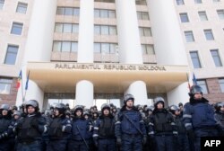Силовики біля будівлі парламенту у Кишиневі. 21 січня 2016