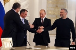 Сергей Аксёнов (солдо биринчи), Владимир Константинов, Владимир Путин жана Алексей Чалый (оңдо). 18.3.2014.