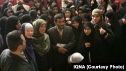 اقبال حدوتی، با روسری سبزرنگ در سمت چپ محمود احمدی‌نژاد