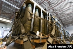 Військово-повітряна база США в Дуврі. Піддони зі 155-мм снарядами для доставки до України. Штат Делавер, 29 квітня 2022 року