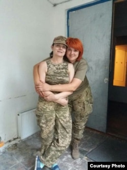 Олена ліворуч, Вікторія праворуч