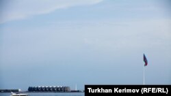 Галоўны сьцяг Азэрбайджану каля канцэртнага палацу Baku Crystal Hall