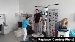 Віталій Легуша під час реабілітаційних вправ, Чехія, 2018