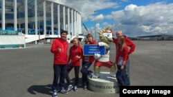 Сыргак башка ыктыярчылар менен.