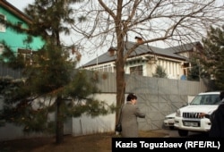 Два дома, принадлежавшие ранее Заманбеку Нуркадилову (в правом из домов он был найден мертвым семь лет назад). Алматы, 12 ноября 2012 года.