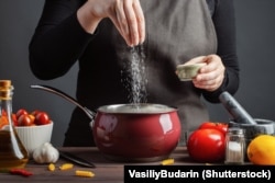 کاهش نمک روزانه و در واقع کم کردن مصرف سدیم در کنترل فشار خون مؤثر است