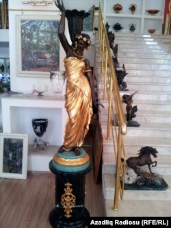 Yarıya qədər qızıl suyuna çəkilmiş bu heykəlin bir cütü 38000 manatadır.