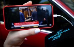 Трансляція зустрічі п’ятого президента України Петра Порошенка з генеральним прокурором Іриною Венедіктовою на мобільному телефоні. До Офісу генпрокурора Порошенко прийшов за власною ініціативою. Київ, 10 червня 2020 року