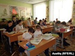 Балалар кызыксынып яңа журналны карый