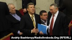 Сергій Ківалов (центр) в приміщенні Верховної ради, січень 2013 року