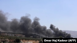 Идлиб шаарынан 30 чакырым аралыктагы Мухамбай шаарчасына жасалган аба соккулардан кийинки көрүнүш. 4-сентябрь, 2018-жыл.