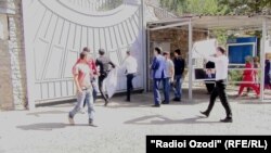 "Тазоҳуроти" ҷавонон дар назди дафтари САҲА