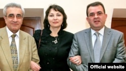 Юнус Ўғуз (ўнгда) журналистлар Оксана Буланова ва Али Сейид билан.