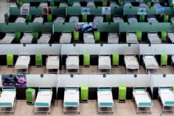 استقرار تخت‌های بیمارستانی در مرکز خریدی در تهران برای رسیدگی به مبتلایان به کرونا