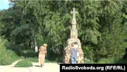 Біля могили старця Філіпа парафіяни тепер освячують яблука