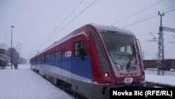 "Косово-бул Сербия" деген жазуусу бар поезд Белграддан Приштинага жөнөтүлгөн.