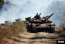 Бойовики угруповання «ЛНР» відводять від лінії зіткнення озброєння калібром до 100 мм в районі селища Олександрівськ, Луганська область, 3 жовтня 2015 року